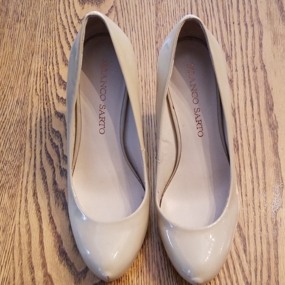 Franco Sarto 7.5 patent leather beige/creme pumps.